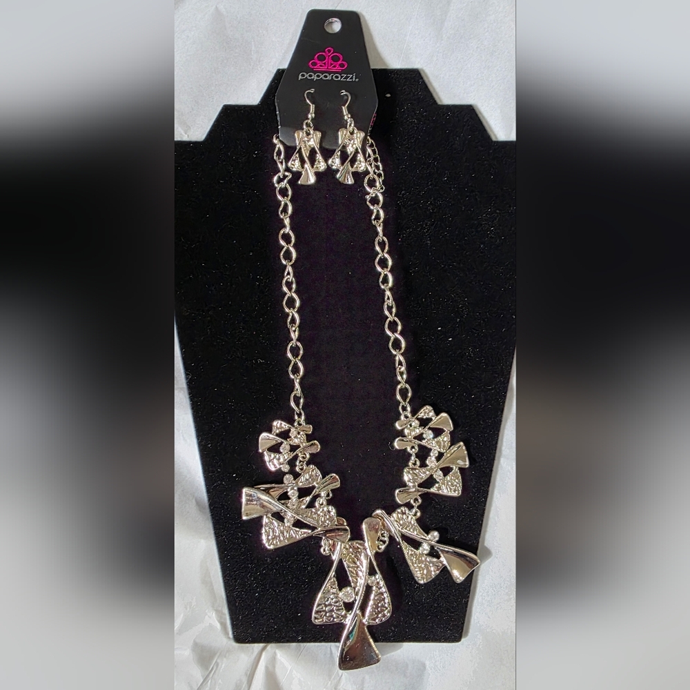 Paparazzi Elegant Silver Bow Necklace Set